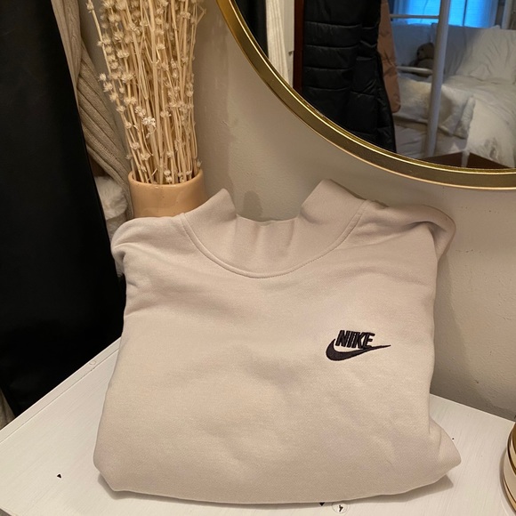 Nike Tops - Nike Sweatshirt🖤